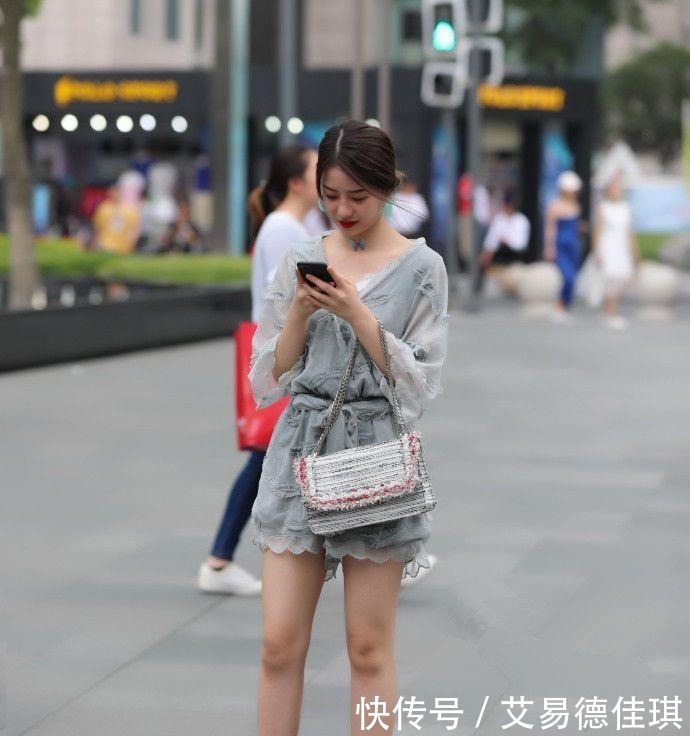  出众|街拍：气质出众的美女，随意穿搭都吸引眼球