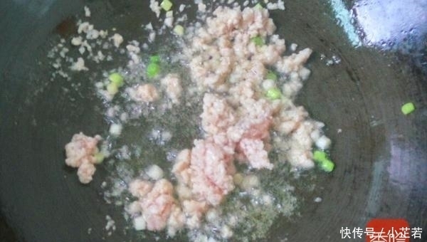 两个鸡蛋放进豆腐里蒸一蒸, 5分钟后, 不爱吃鸡蛋的孩子吃的特开心!