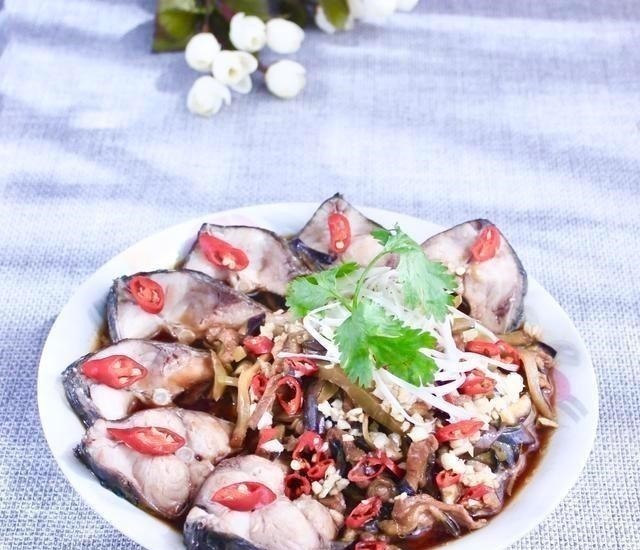 草鱼最过瘾的吃法，比酸菜鱼水煮鱼还好吃，做4斤大鱼，上桌就光