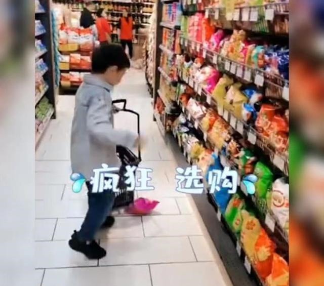 家长|小男孩考高分被奖励“随意购物”30秒火了,网友:争分夺秒挑零食