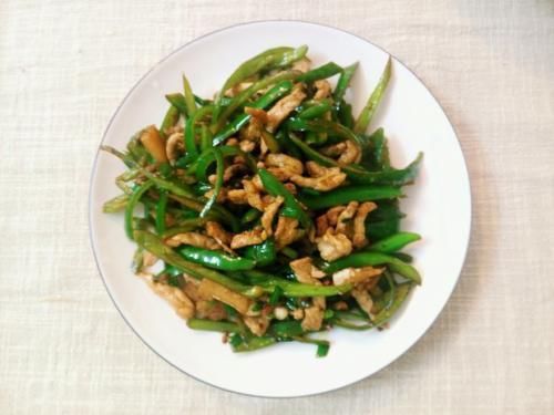 辣椒炒肉,先炒辣椒还是先炒肉?这步都做错了,难怪不好吃!