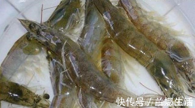 水煮虾，只加生姜和食盐可不够，多加这“2味”，虾肉不腥不柴！