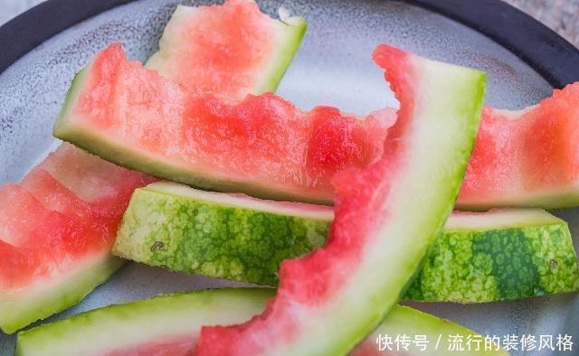 家里吃剩的西瓜皮,先别急着扔,发酵成有机土,养花太好了