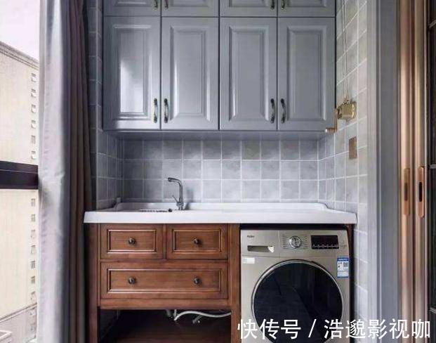 阳台上|卫生间里可别放洗衣机,危险还占地,如今都流行放这里