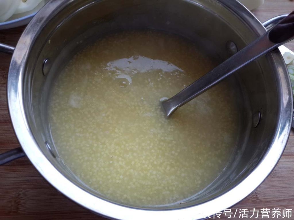 小米饭|吃小米有助于降血糖?糖尿病患者的亲身经历告诉你吃小米饭还是粥