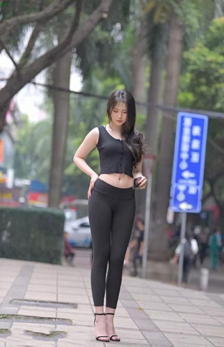 美女|街拍美女,夏日清凉穿搭是首选,美女搭配出的气质非凡