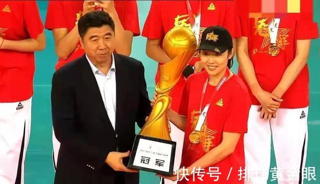 女排联赛|女排联赛颁奖仪式简陋寒酸!无领奖台,限制人数,外援因超员缺席