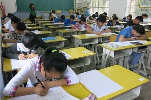 学校规定严禁公布考试排名，家长不解：孩子成绩退步了你负责吗？