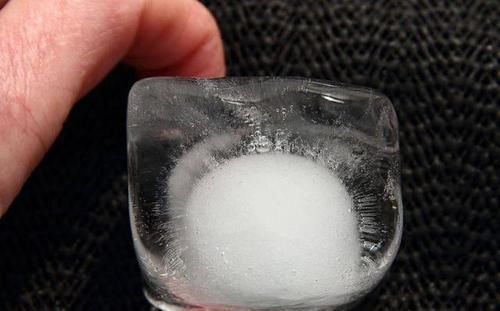 你敢摸它吗这个积木的温度接近绝对零度，它或许是宇宙最冷的物质了