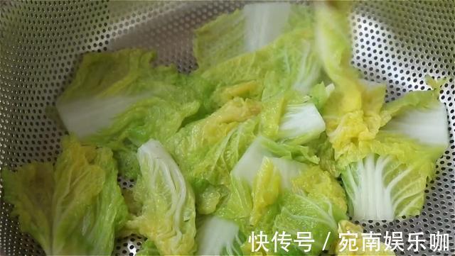 白菜|白菜浑身都是宝，教你秘制做法，不炒不炖，鲜嫩多汁，营养丰富