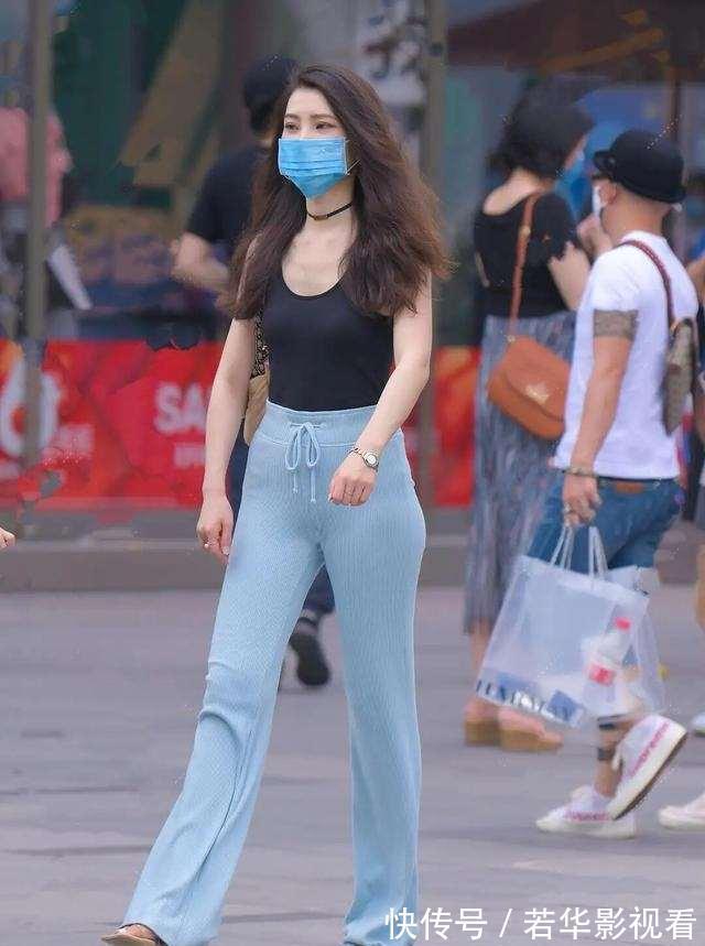 灰色 黑色无袖上衣搭米色打底裤，高级又优雅的配色，都市女性必备穿搭