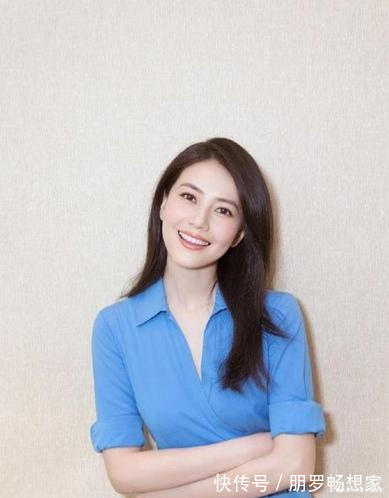 头发 到了45岁的家庭妇女，有白发的剪这5种发型，减龄还显气质