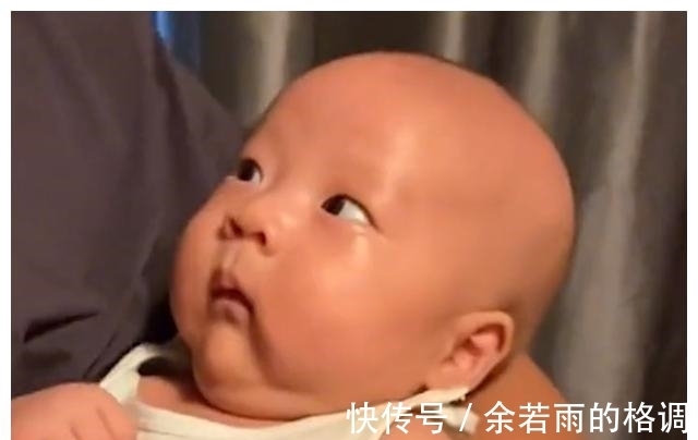 宝宝|陕西一爸爸单手将宝宝抱怀里，另一只手摸牌打麻将，宝宝表情亮了