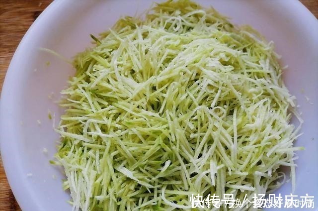 面团|教你做好吃解馋的萝卜粉条素馅饼,皮薄馅大又柔软,凉了也不硬