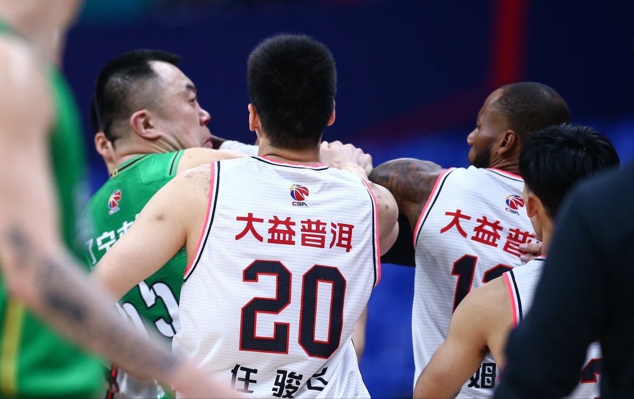 杨鸣|韩德君禁赛7场!威姆斯禁赛5场!杨鸣因祸得福,杜锋大麻烦在后边