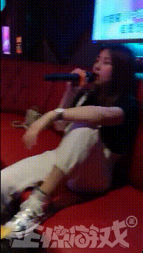 |搞笑GIF:姑娘 不行就别硬撑了 我看着都觉得尴尬