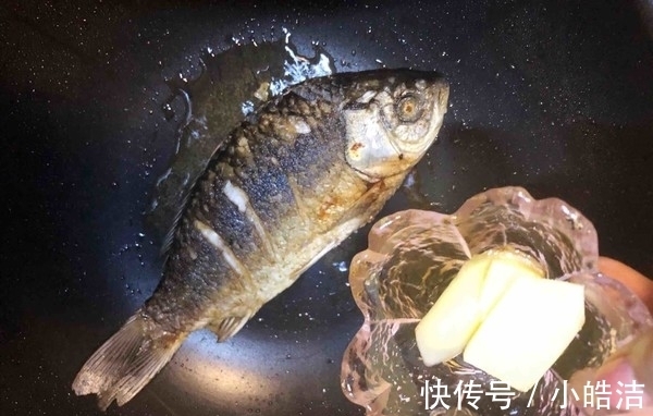 童子鲫|教你鲫鱼汤的正确做法,汤汁又白又鲜,逢年过节做着吃准没错!