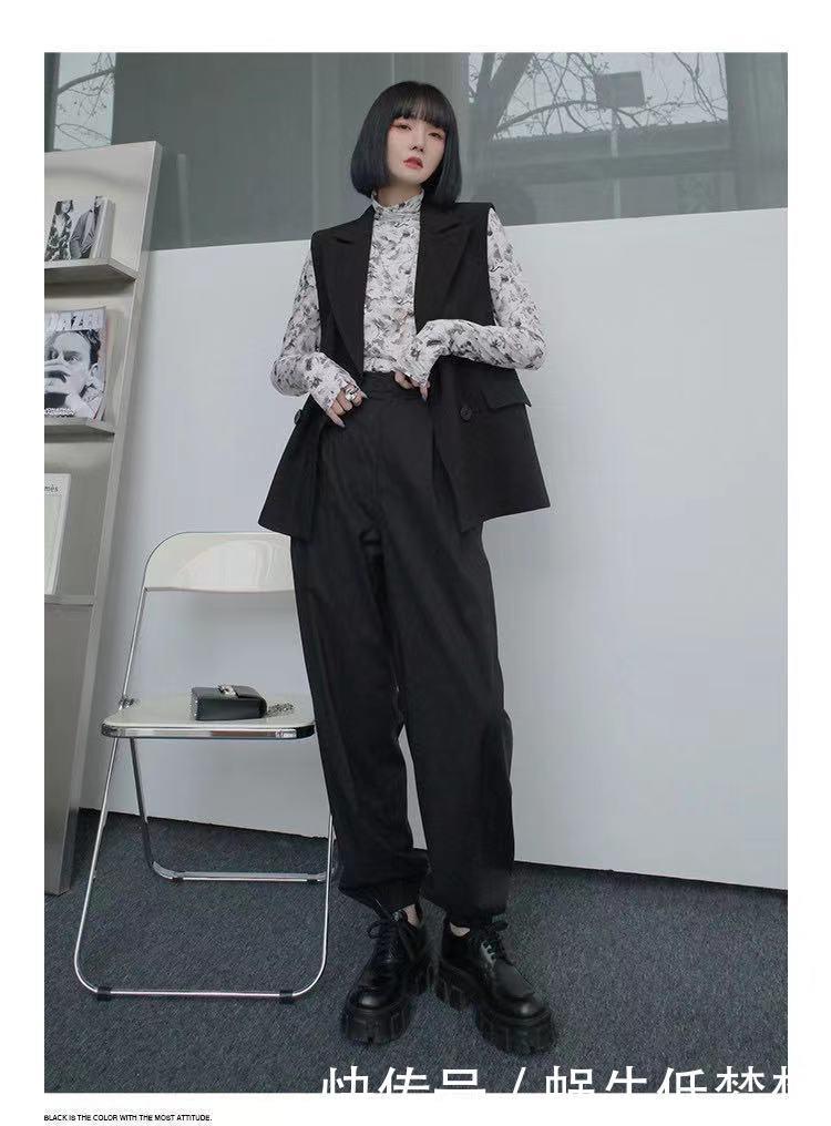 工装裤|又美又飒的“甜酷风”，学学Lisa这样穿，可盐可甜超有范