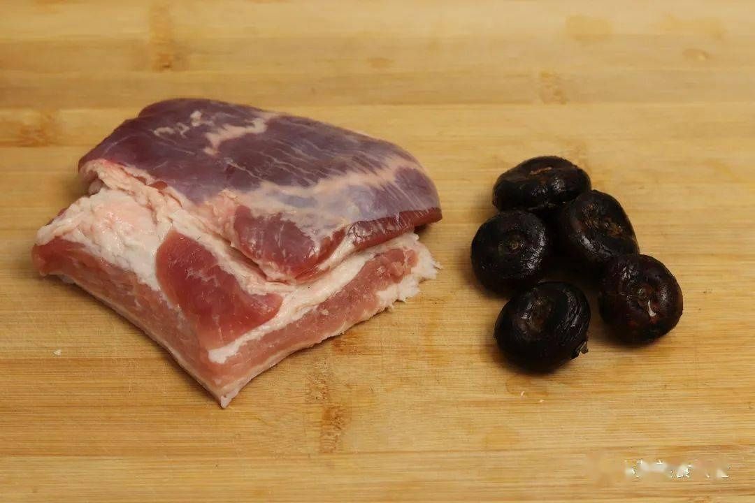 炸肉丸子，牢记“加2水，放3样”，丸子外酥里软，放凉也不硬