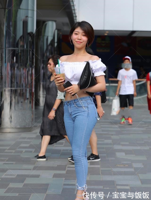 小姐姐 洁白木耳边露脐装,搭配紧身裤,性感时尚又不失活泼可爱!