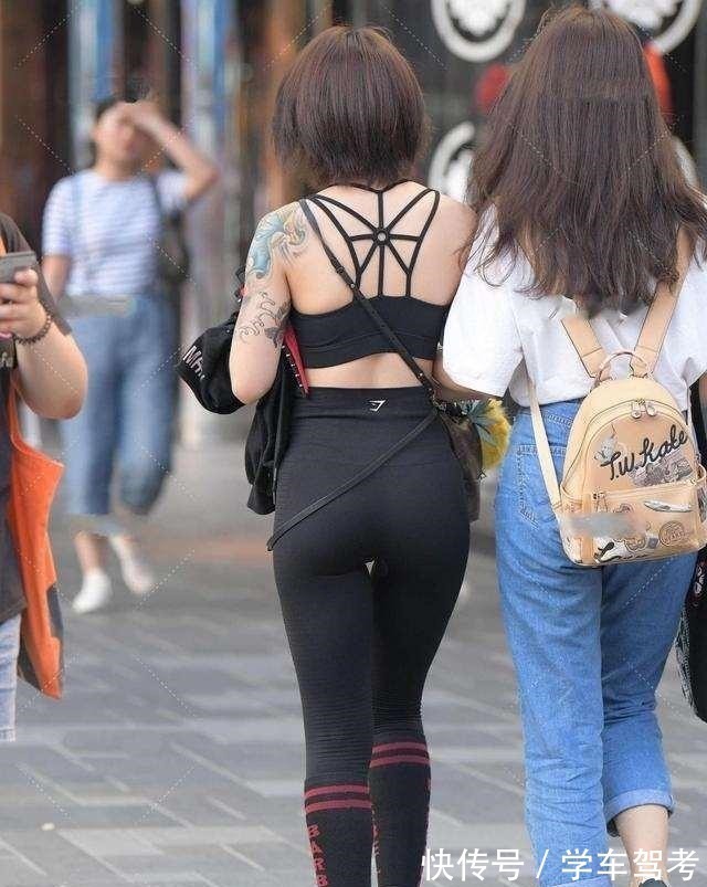 高腰裤 蓝色打底裤搭配时尚粉色上衣,衣品爆棚,身材比例上的不协调!