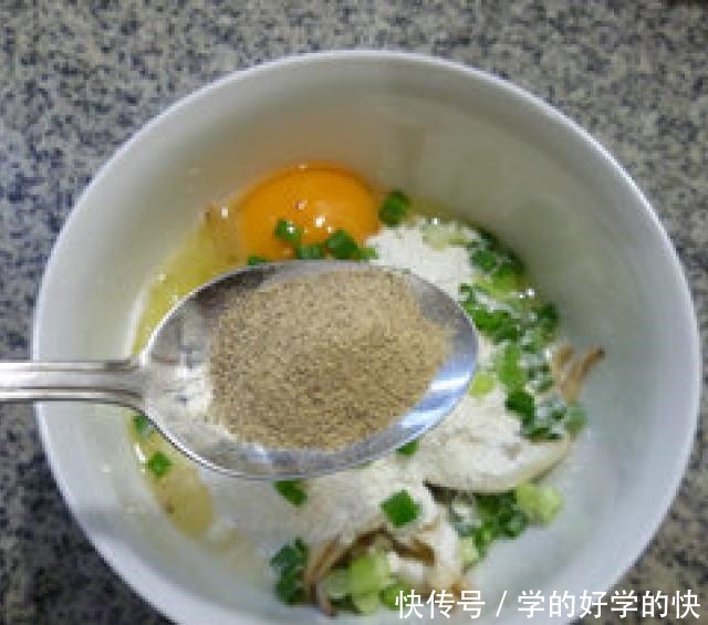 锅煎蛏子,鲜嫩可口,一盘子都不够吃