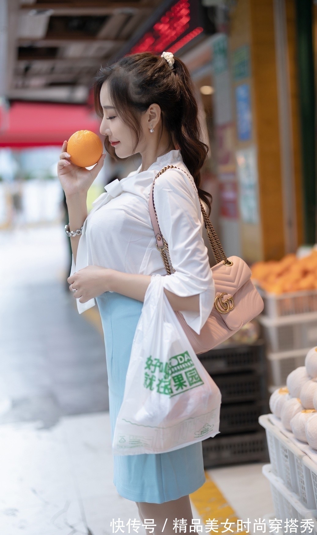 知性 知性又优雅的白色衬衫,下搭一条浅蓝色的高腰包臀裙,性感又迷人