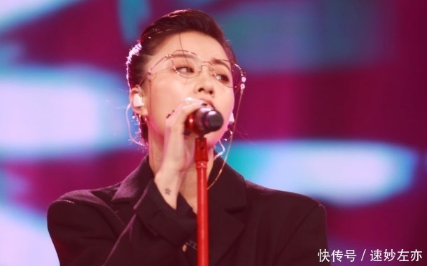 她在参加中国好声音成名后,嫁给爱奇艺总裁,今30岁成人生赢家