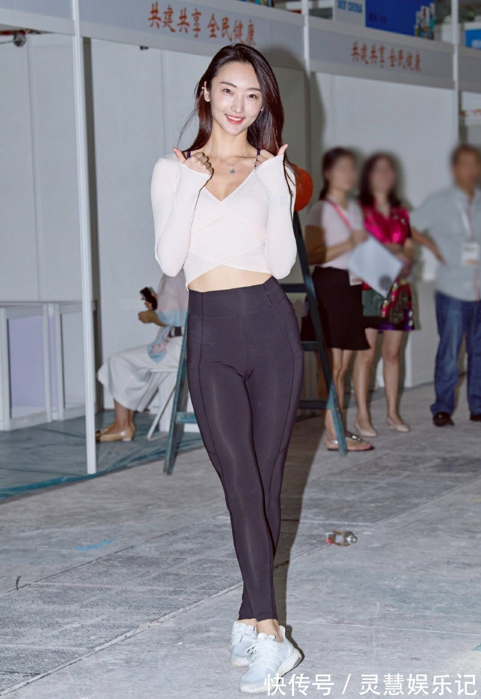 搭配 “紧身裤”比赛第一名,姐姐这气质,当她男朋友倍有面子