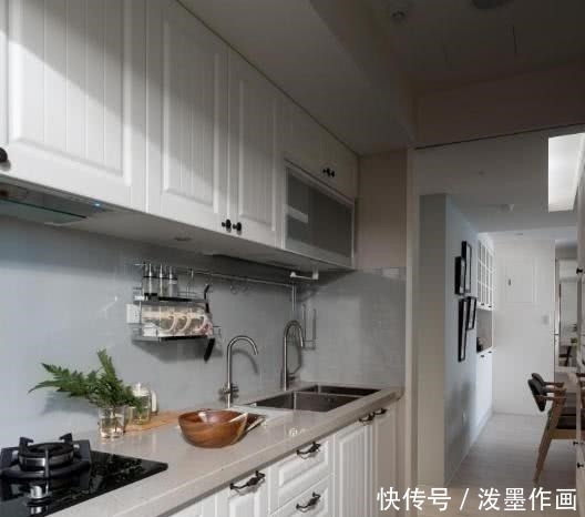 卷帘|她家一进门设隔断,沙发墙半透明,全屋空旷让人极度舒适