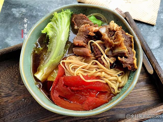 在家做学生早餐，汤鲜味美肉也多，菜和主食同上桌，省时省事