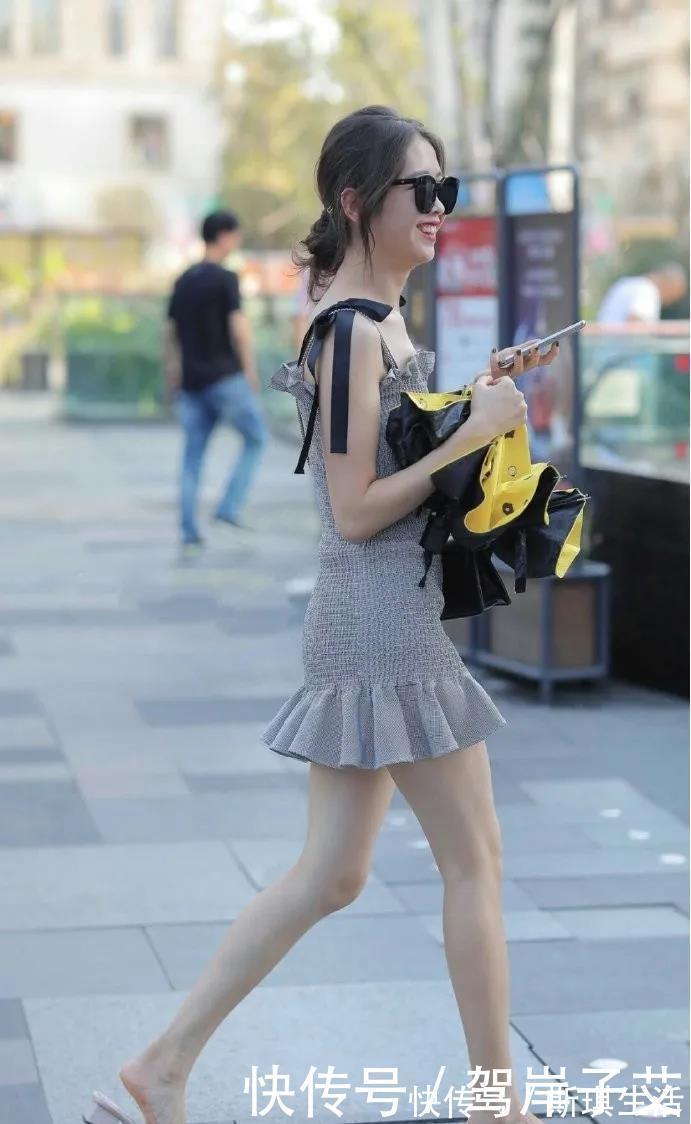 连衣裙|灰色荷花边连衣裙,搭配休闲时尚的平底拖鞋,穿出安静文雅的风格