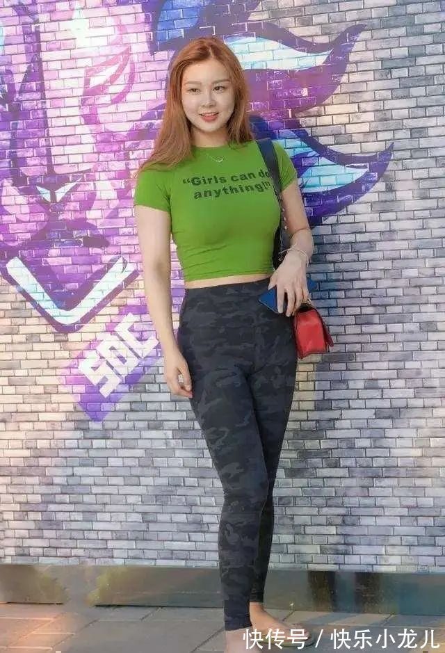 材质 草绿色紧身短袖搭灰色迷彩打底裤,舒适自然,偏轻薄自由随性