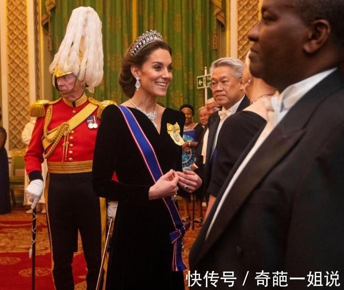 王室|39岁凯特八面玲珑,多次借戴铁公鸡女王私藏珠宝,卡米拉成透明人