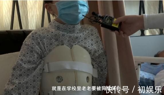 一肩|8岁男孩脊椎侧弯,只因家人常做这个动作,这个错误,90%的父母都在犯