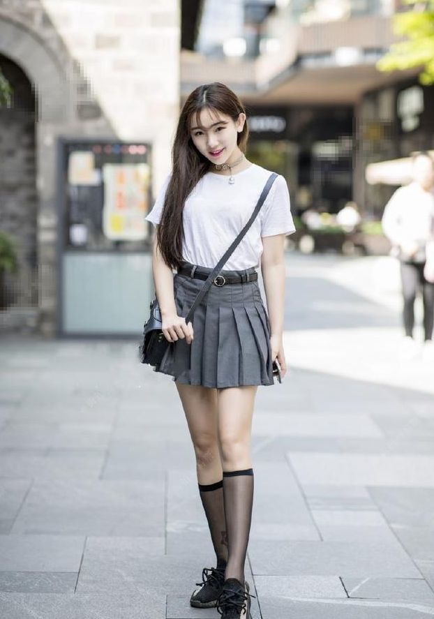 街拍|大波浪卷发小姐姐,一身潮流时尚的穿搭,女神范十足