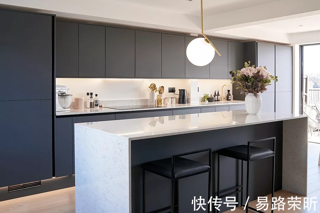 踢脚线|如何在同样的厨房空间里,比别人家多出双倍、四倍、六倍...的收纳空间呢?