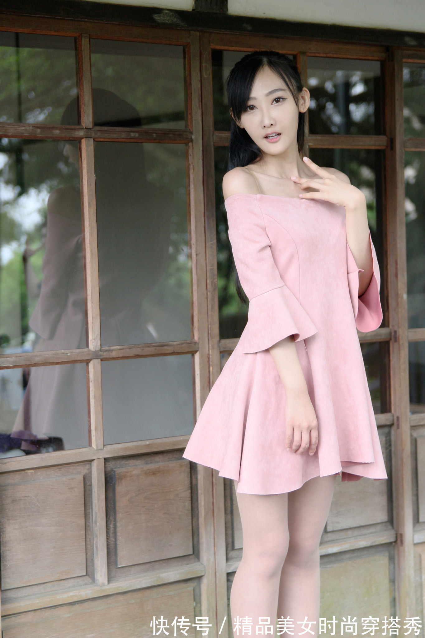 一字肩 粉色的一字肩连衣裙,甜美知性,优雅又耐看