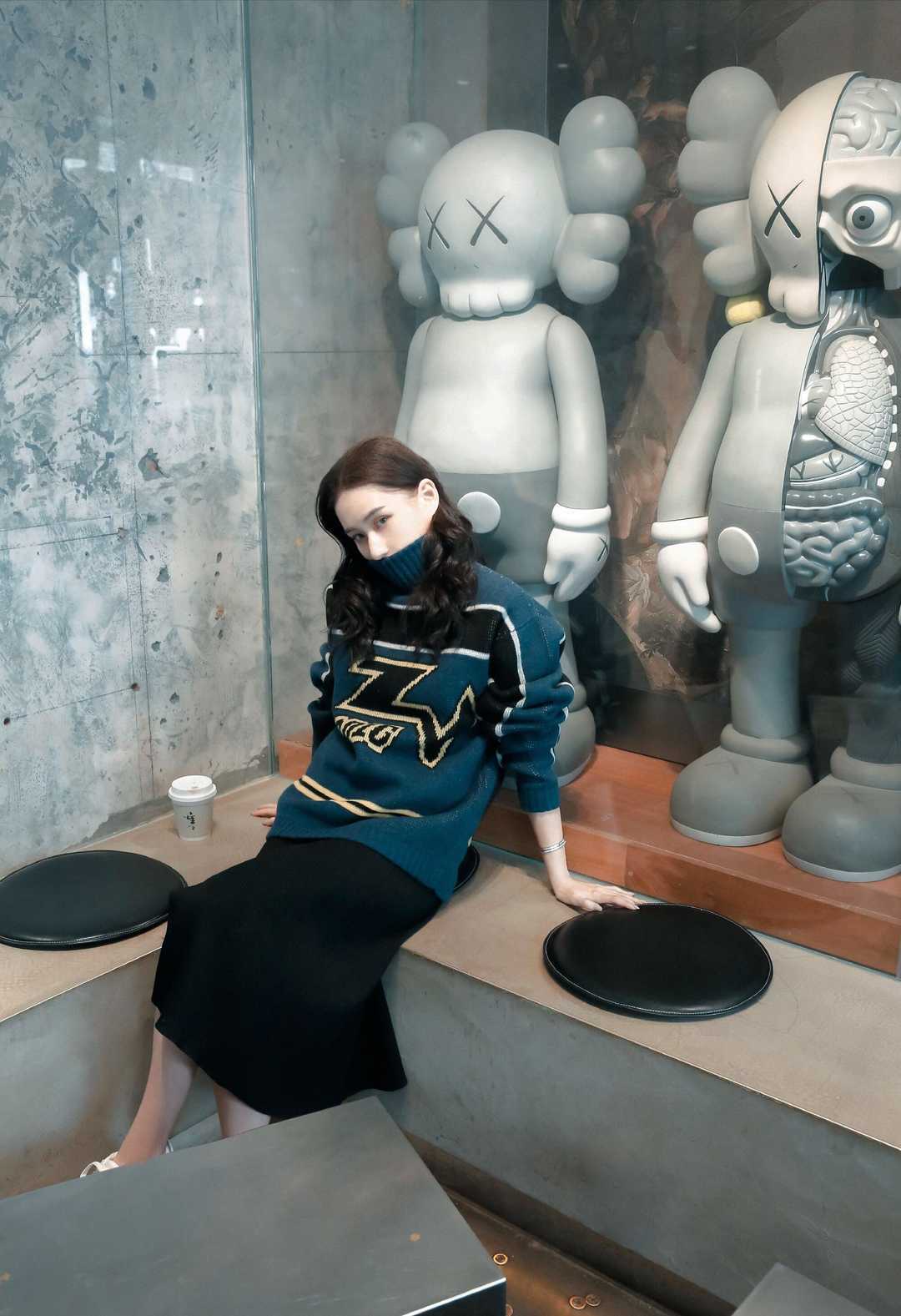 何超莲真不愧是“千金”,绿色连衣裙也能完美驾驭,高贵又洋气