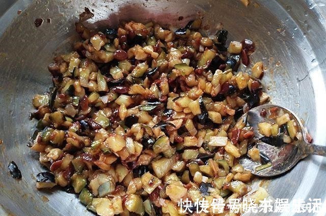 吃起来|入秋,这菜再不吃就下市了,腌制好做成包子蒸一锅,吃起来特香