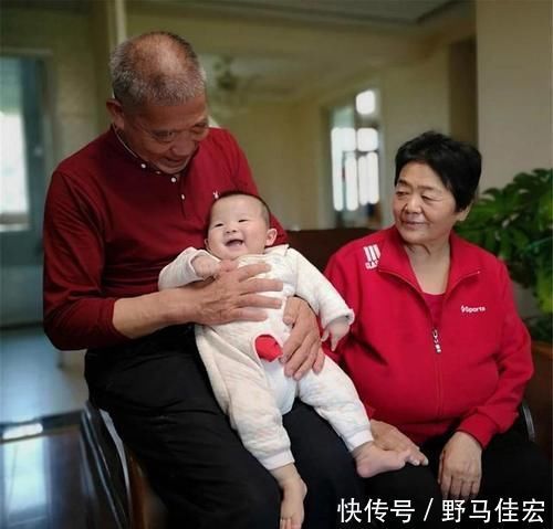 高龄|67岁大妈生娃1年后，身体年轻20岁，一家3口的生活其乐融融