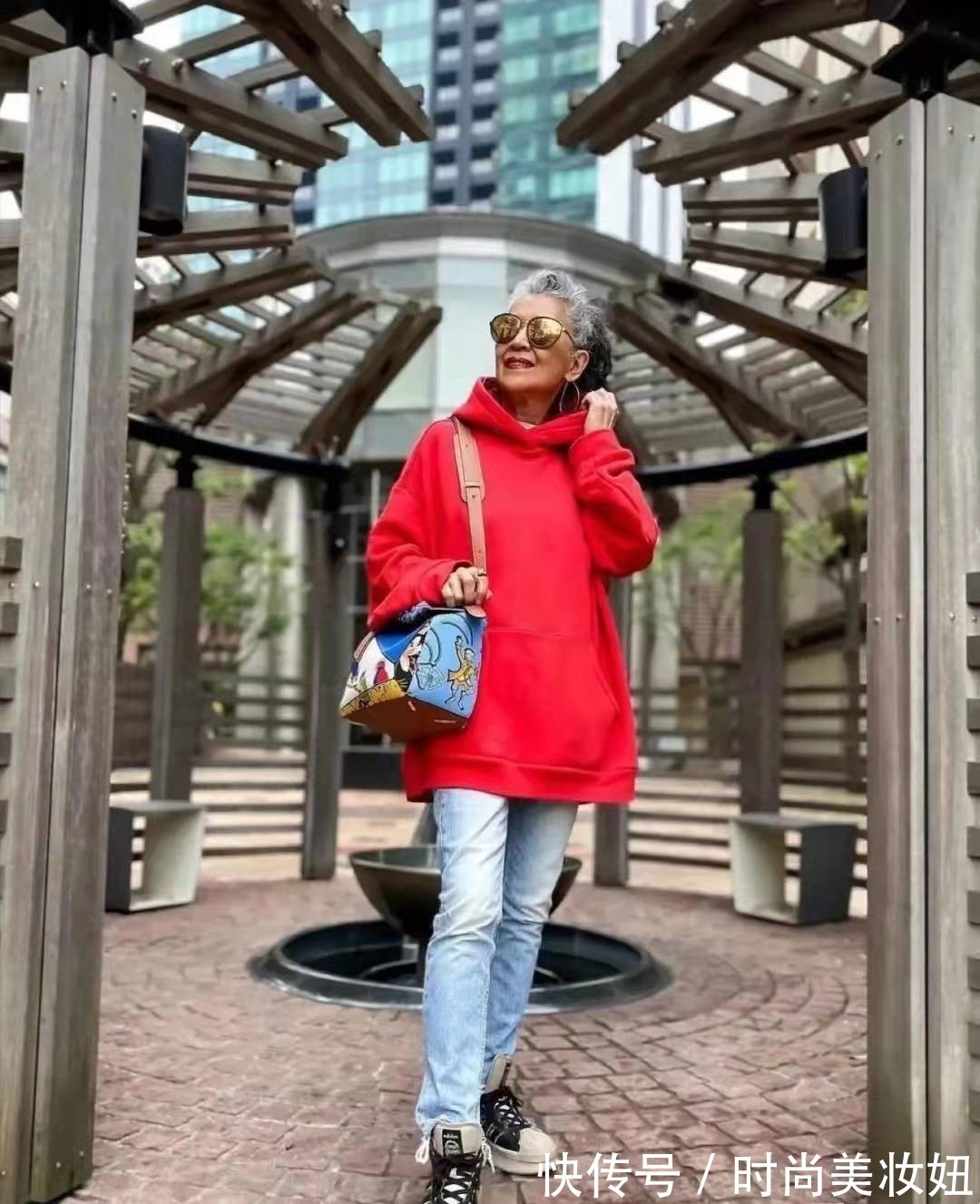 大长腿|精致的女人从不在乎年龄,看这位71岁奶奶的打扮,精致洋气