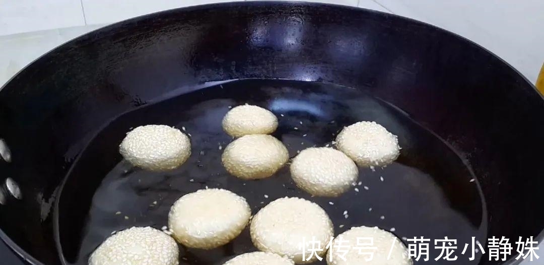 面粉又出新吃法，揉一揉锅里一扔，松软又香甜，比麻团面包都好吃