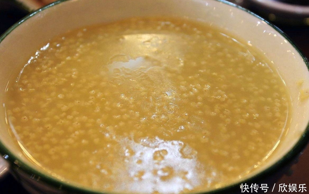 熬小米粥时,直接加水熬就错了,多加一步,更容易出油,又香又浓