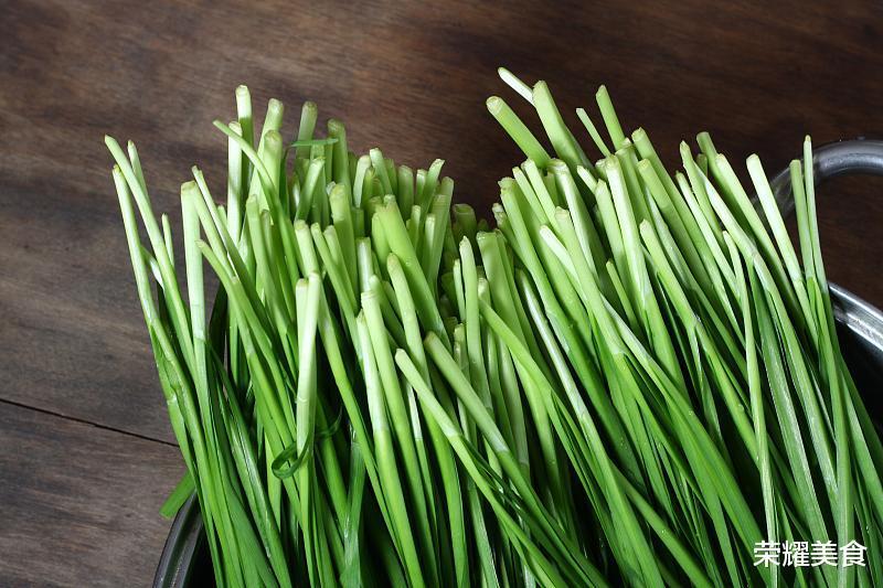 买韭菜时,到底是买细叶还是宽叶,记住这口诀,别再瞎买了