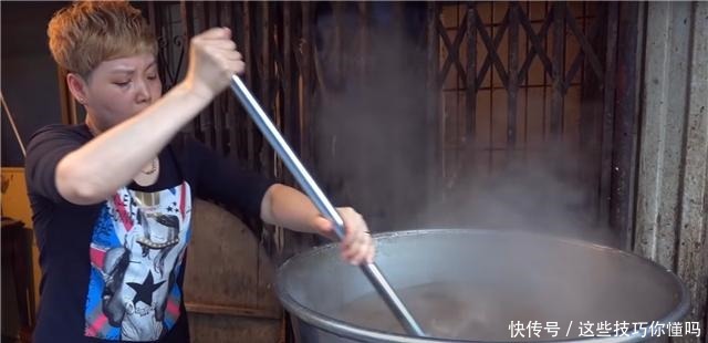 夫妻街头卖“热腾腾”早餐,5元一碗遭哄抢,食客不喝馋得慌!