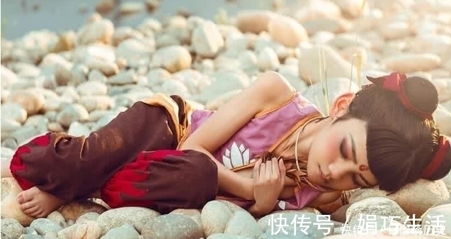 哪吒敖丙cos|哪吒敖丙cos:海边踢毽子画面很“唯美”,网友:心疼他们的脚!