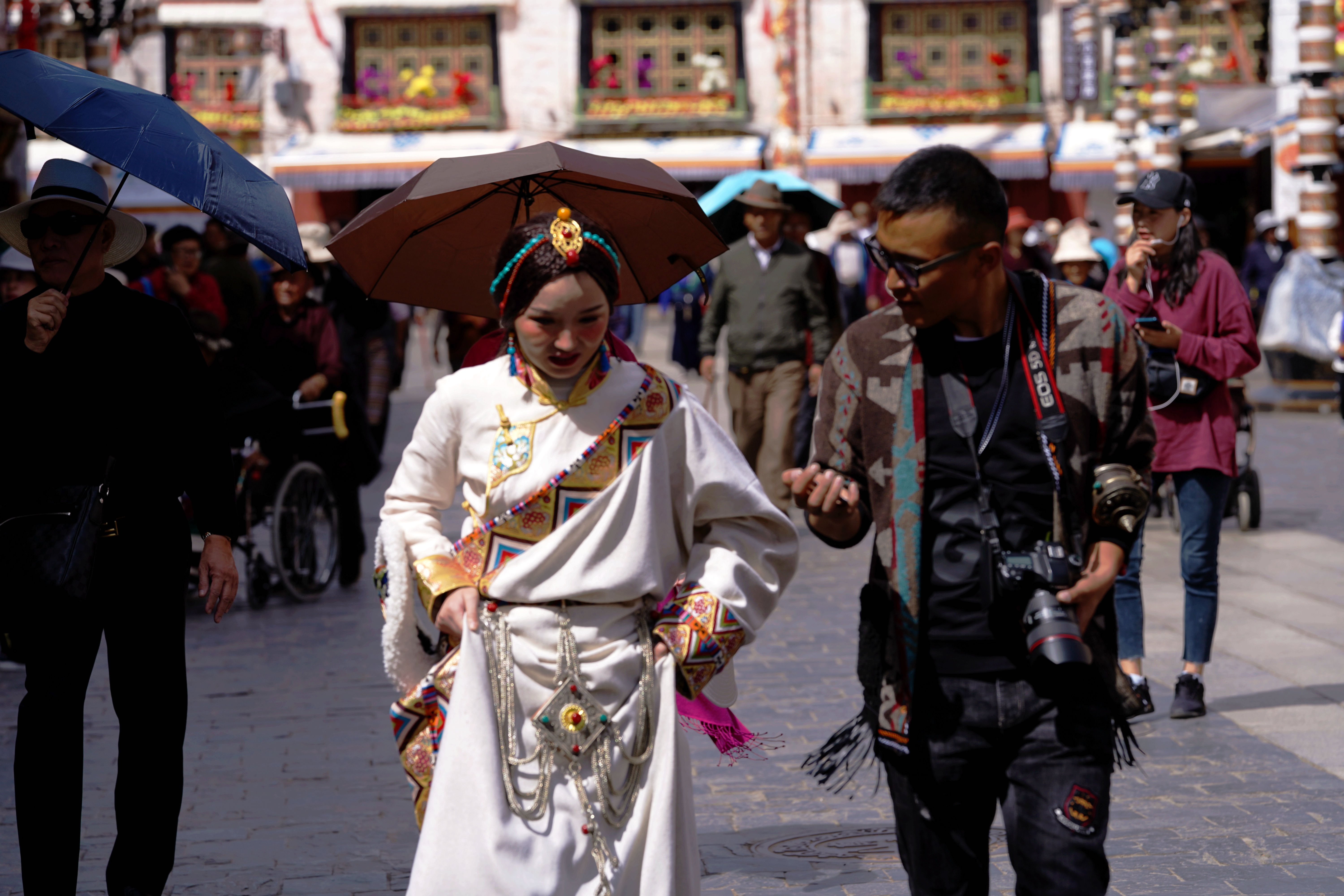 大昭寺|【80天单人单车环藏之旅】观览佛教圣地大昭寺，八廓街猎摄盛装美女