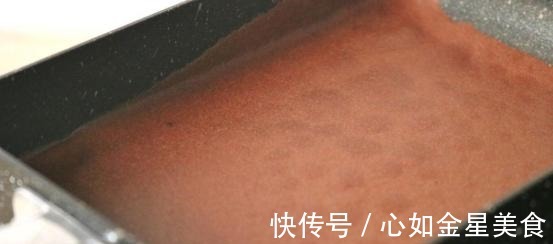 奥利奥草莓千层蛋糕，搅一搅就能做好，一口下去奶香浓郁！