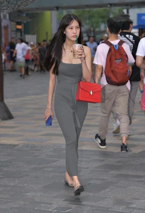 20来岁的美妞，却穿套50岁的贵妇裙，越看越老气